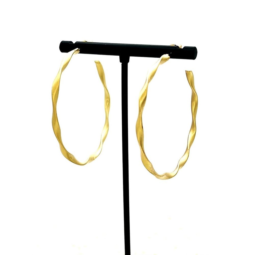 Gold wavy hoop earrings